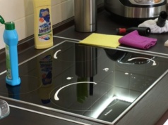 Wylałam przypadkowo na płytę indukcyjną. Błyszczy się jak lustro