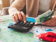 Raport. Polacy oszczędzają na wakacje cały rok, ale w podróży nie odmawiają sobie niczego