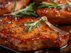 Zalewam kotlety ze schabu gazowanym napojem, a potem duszę je 10 minut. Wychodzą kruche i soczyste