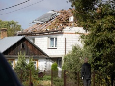 Uszkodzony dom w Wyrykach. Media: spadła na niego polska rakieta, a nie dron