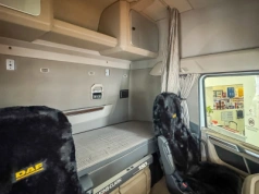 Owcza skóra, generator przy ramie i schowki zamiast łóżka w DAF-ach XG+ 660