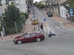 Młodzi na hulajnodze wjechali w bok auta i uciekli. Nagranie z Wołomina