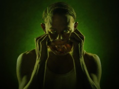 To będzie najstraszliwszy rozdział „Potwórów” – Charlie Hunnam jako Ed Gein w zwiastunie