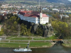 Ten zamek na skale to perełka. Widoki na rzekę nie mają sobie równych