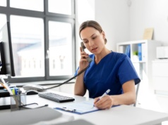 "Centralna e-Rejestracja się nie sprawdzi". Były minister proponuje koordynatorów i boty