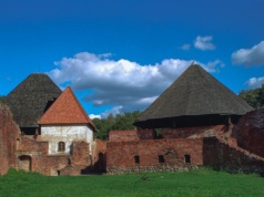 Tych miejsc w Polsce pewnie nie znasz. Zachwycają historią i widokami. Mogą zostać "cudami"