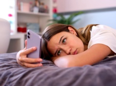 Skutki syndromu fomo. Czym grozi bycie "chronicznie online"? Jak sobie poradzić?