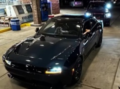 Chyba pierwszy samochód elektryczny, którego kierowca dostał mandat za ZBYT GŁOŚNY WYDECH [wideo]