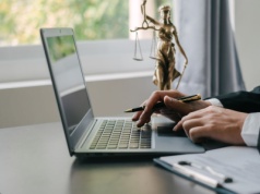 Prawnik zaliczy do podatkowych kosztów tylko część opłat za aplikację