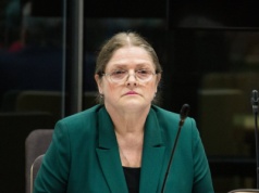 Znów zamieszanie wokół Krystyny Pawłowicz. Niezdolna do pracy, ale pracuje