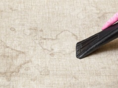 Nałóż na pokrywkę od garnka i przetrzyj. "Wciąga" plamy i kłaczki z kanapy