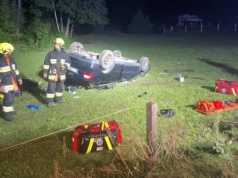 Samochód dachował w nocy. Kobiety zakleszczone w aucie, strażacy walczyli o ich uwolnienie