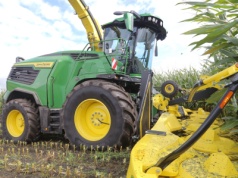 Największa sieczkarnia polowa John Deere’a ma teraz ponad 1000 KM. Właśnie wjechała na pola