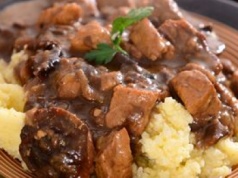 Mój tata robi gęsty i aromatyczny gulasz z tym dodatkiem. Idealny do ziemniaków, kaszy i ryżu