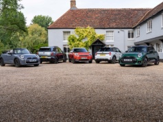 MINI kończy 66 lat! Jak mały brytyjski wynalazek stał się globalną ikoną stylu i frajdy z jazdy?