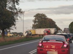 Jabłka na jezdni… Wypadek w drodze na przetwórnie
