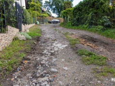 Dziurawa droga i podtopienia. Mieszkańcy osiedla Skarbówek mają dość [ZDJĘCIA]