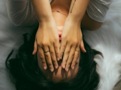 "Straszono, że zajdę w ciążę od trzymania się za rękę". Dorastanie bez edukacji seksualnej