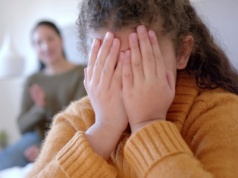 7 przykrych myśli w głowie dziecka. Tak się czuje, gdy rodzic krzyczy