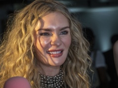 Z celi na wybieg. Anna Delvey wraca na New York Fashion Week z opaską dozoru na kostce