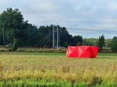 Dron znaleziony na drzewie. Na miejscu pracuje policja i żandarmeria wojskowa