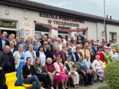 Powrót do dawnej szkoły. Pierwszy zjazd absolwentów w Trzęśniewie