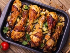 Pałki z kurczaka piekę z nietypowymi owocami. Połączenie smaków zachwyci nawet najbardziej wybredną teściową