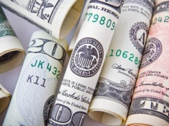 Dolar najniżej od dwóch lat. Rynki czekają na decyzję Fed