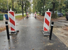 Słupki na drodze rowerowej na Wycieczkowej. Miały utrudniać wjazd samochodom, a sprawiają problem… rowerzystom