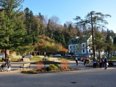 Jesień to najlepszy czas, żeby odwiedzić to uzdrowisko. Borowiny, spokój i brak tłumów