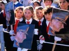 Sprzedawane dzieci. Maria miała 19 lat, gdy urodziła bliźniaczki, spotkała je po 45 latach