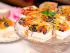 Kolorowe ciasto Bubble Tea. Pyszne warstwowe ciasto do kawy