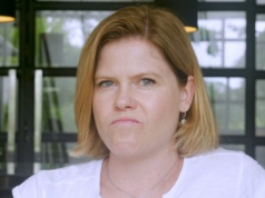 Matka Tygrysica uczy dziecko latać, ale nie daje mu skrzydeł. Za maską troski kryje się presja