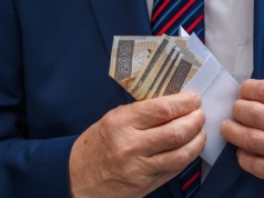 55 tys. złotych w kopertach i alkoholach. Lekarz usłyszał ponad 500 zarzutów