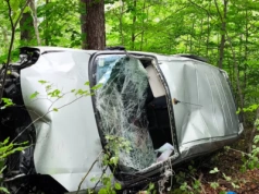 Groźny wypadek w okolicach Zakrętu Śmierci. Auto wypadło z drogi.