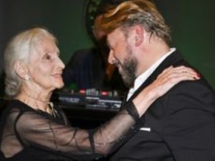 Urodziny Michała Milowicza. Nagle 90-latka zrobiła szpagat