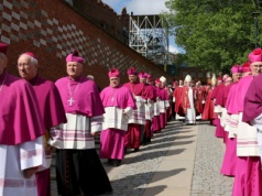 ​Ogromny spadek zaufania do Kościoła w sondażu IBRiS. Biskup: Biję się w piersi