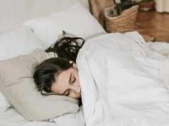 Dermatolodzy zdradzają. Ta pozycja do snu działa jak kwas hialuronowy na zmarszczki