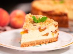 Brzoskwiniowy sernik crunchy. Jeśli lubisz kruszonkę, nie możesz przejść obojętnie