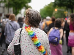 Pracodawcy zamiatają problem pod dywan. Kobiety płacą zdrowiem i pensją