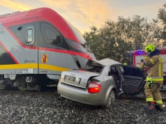 Powiat kutnowski: zderzenie pociągu z samochodem osobowym na niestrzeżonym przejeździe. Utrudnienia dla pasażerów kolei