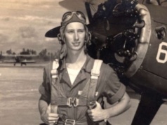 Oto historia Johna H. Luckadoo – ostatniego asa przestworzy z legendarnej Grupy Bombowej „Krwawej Setki”, który w wieku 103 lat zmarł 1 września w Dallas w Teksasie