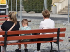 Topnieje wartość "babciowego". Ministerstwo zabrało głos ws. waloryzacji