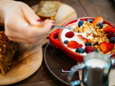 Jesz śniadanie zbyt późno? To może być sygnał niepokojących zmian w organizmie