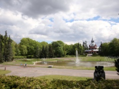 Przypomina park, ale pochowano tam ponad 300 tys. osób. To największy cmentarz w Polsce