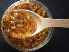 Zapomniany eliksir z ula przywraca równowagę. Dlaczego warto pić wodę propolisową?