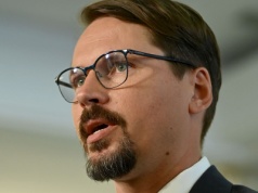 Klęczymy przed Ursulą von der Leyen i Big Pharmą!