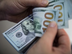 Po spadkach w związku z zapowiedziami redukcji stóp Fed dolar odbija