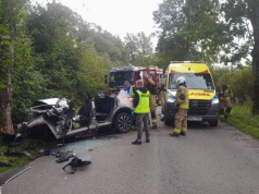 Samochód roztrzaskał się na drzewie. 30-letni tata zginął, trwa walka o życie niemowlaka