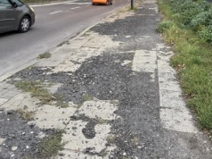 Remontowy absurd przy Północnej. Dziury w chodniku mają być zalewane czarną masą bitumiczną